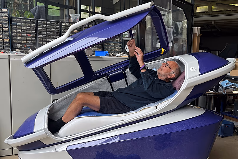 Philip Nitschke belép a „The Sarco” néven ismert „öngyilkos pod”-ba Rotterdamban, Hollandiában, 2024. július 8-án