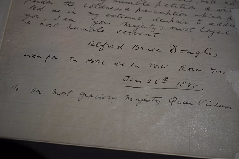 Lord Alfred Douglas levél, amelyben arra kéri Viktória brit királynőt, hogy szabadítsa ki Oscar Wilde-ot a börtönből, ahová 1895-ben súlyos szeméremsértés miatt küldték. 