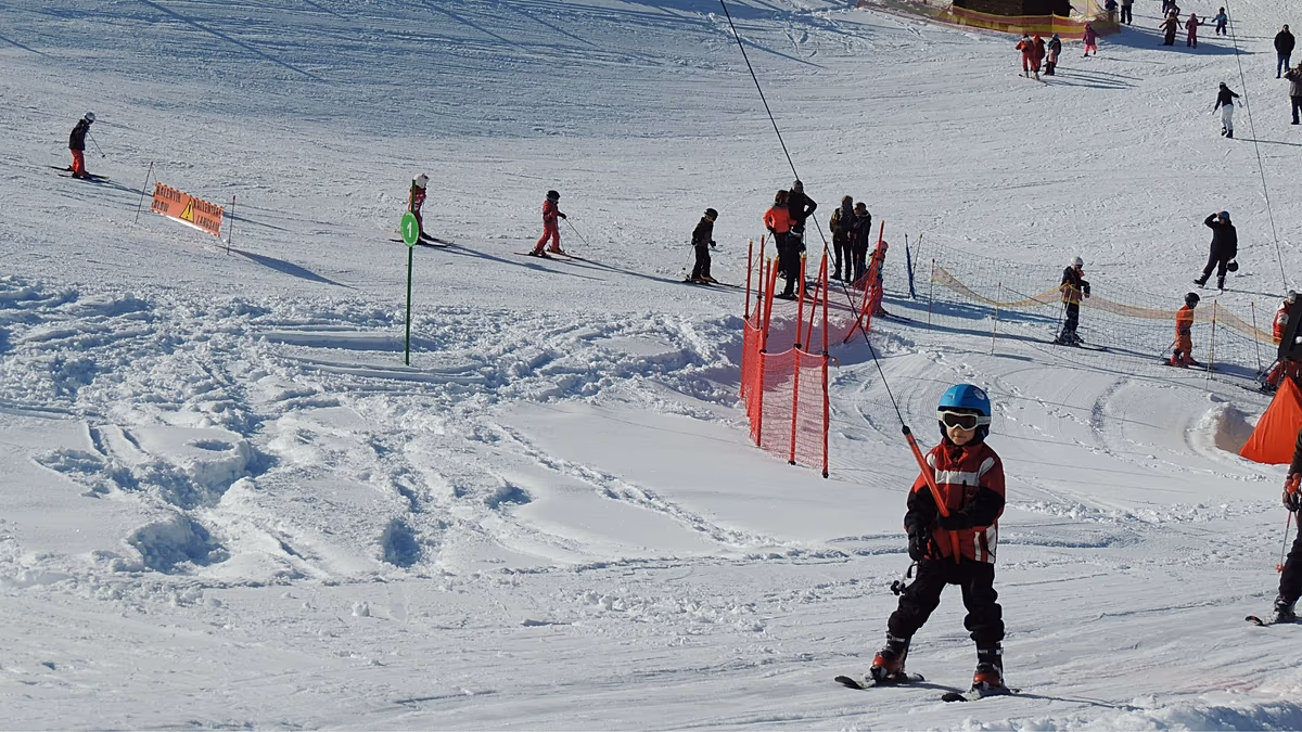 Egy francia alpesi síközpont egész télen ingyenes síelést kínál, hogy pénzt takarítson meg. Íme, miért