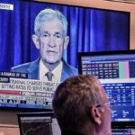 A Federal Reserve változatlanul tartja a kamatlábakat, dacolva azzal, hogy Trump csökkenteni akarja azokat