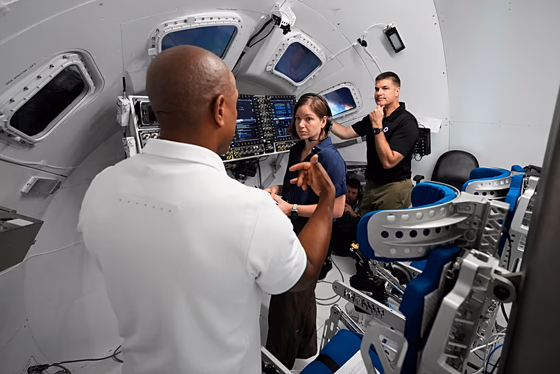 Victor Glover NASA-pilóta, Jenni Gibbons kanadai űrhajós és Jeremy Hansen, a CSA küldetés specialistája együtt edz az Orion küldetésszimulátorban a Johnson Űrközpontban.