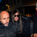 A szilveszteri tűzesetben lévő svájci bár tulajdonosa elismerte, hogy a szervizajtó belülről zárva volt