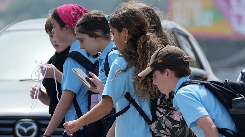 Ausztrália 16 éven aluliak közösségi médiájának betiltása: Hogyan zajlik egy hónappal a törvény hatályba lépése óta?