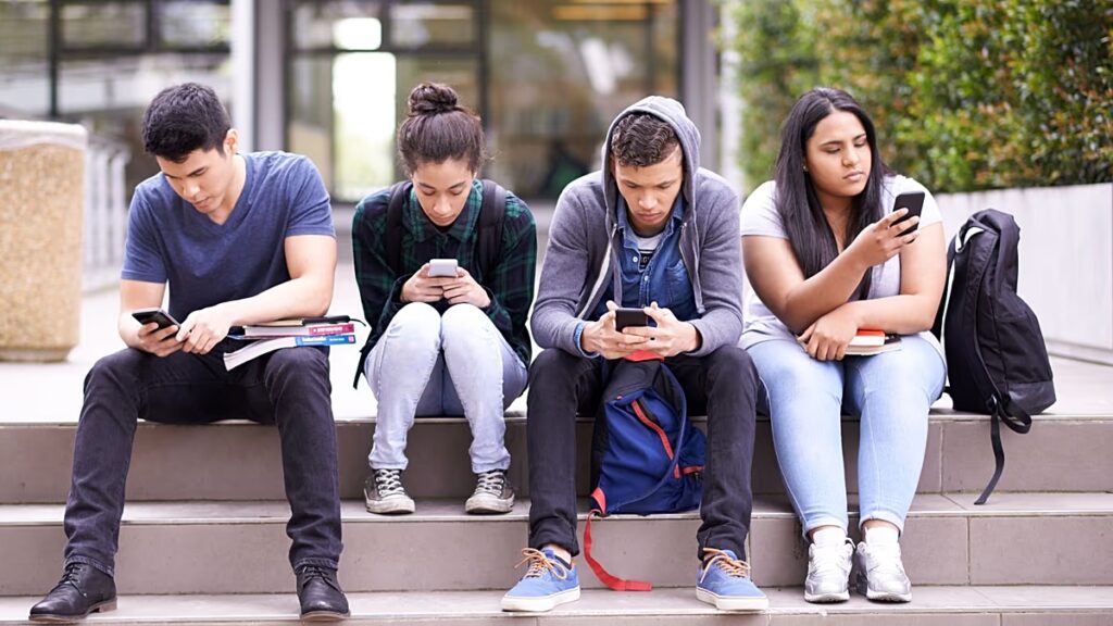 Az AI túlterheltsége és algoritmikus kiégés: Hogyan fogja 2026 újradefiniálni a közösségi médiát