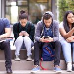 Az AI túlterheltsége és algoritmikus kiégés: Hogyan fogja 2026 újradefiniálni a közösségi médiát