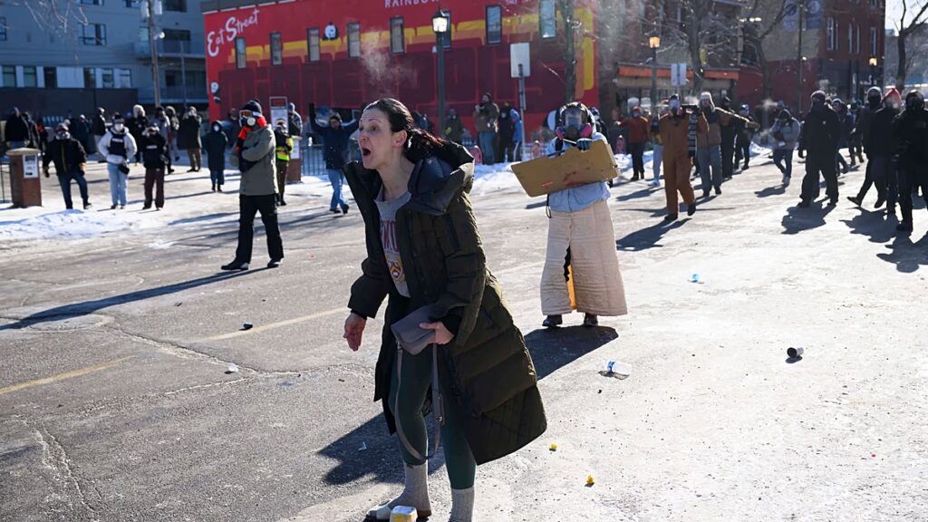 Százak gyűlnek össze Alex Pretti emlékművénél, annak a férfinak, akit a határőr megölt Minneapolisban.