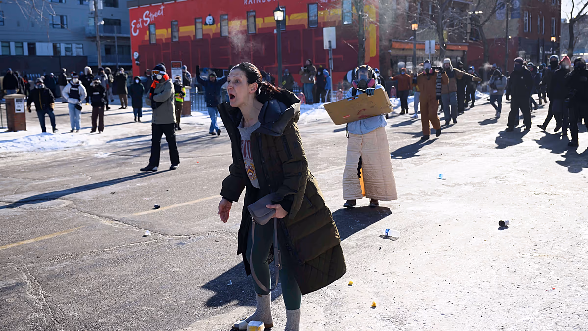Százak gyűlnek össze Alex Pretti emlékművénél, annak a férfinak, akit a határőr megölt Minneapolisban.