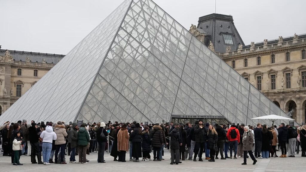 10 millió eurós jegyvásárlási csalás a Louvre múzeumban: kilenc ember ellen nyomoznak