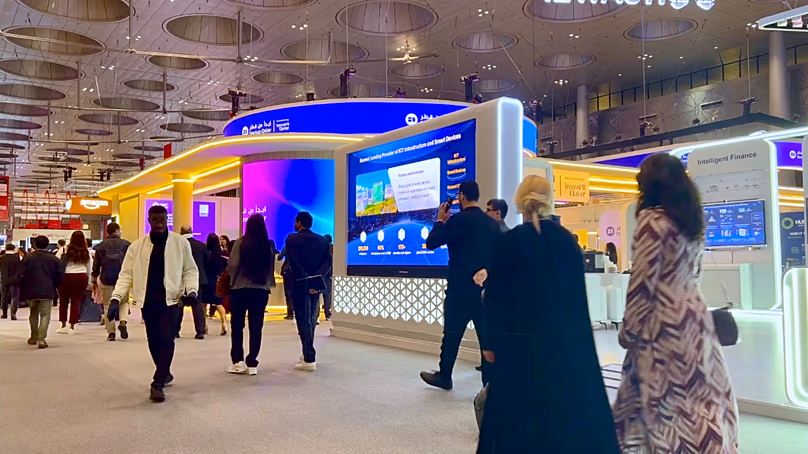 A résztvevők a Web Summit Qatar nyitónapján érkeznek.