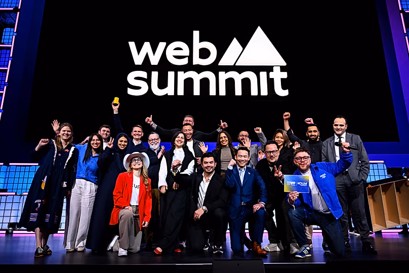 A Web Summit Qatar nagyszínpadán tömeg gyűlik össze.