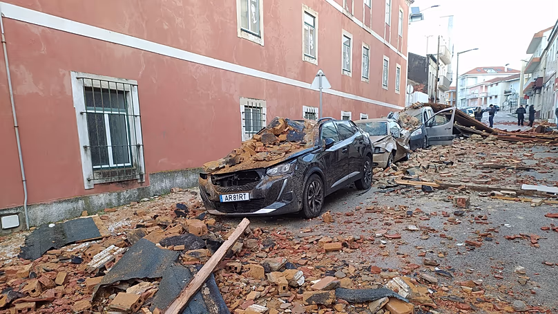 A portugáliai Figueira da Fozban, 2026. január 28-án, szerdán autók sérültek meg, miután rájuk omlott az épület teteje a Kristin vihar során.