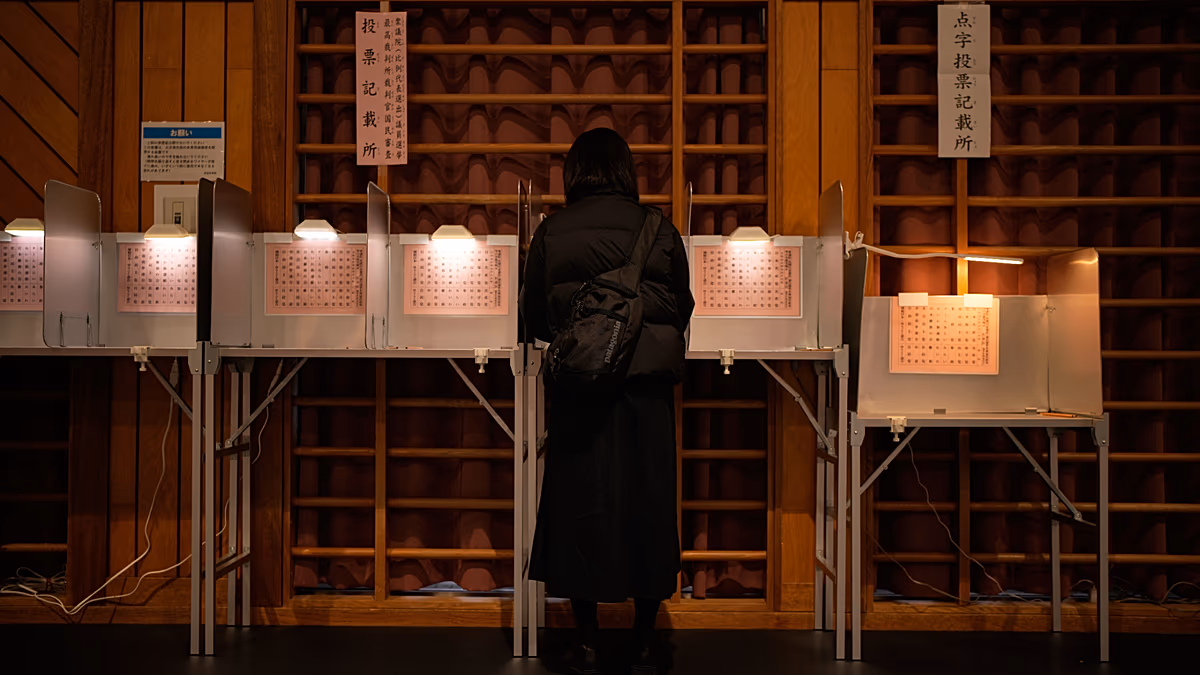 Takaicsi kormánypártja elsöprő győzelmet aratott a japán választásokon