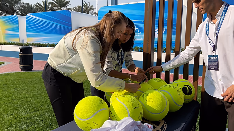 Elena Rybakina autogramot oszt a rajongóknak
