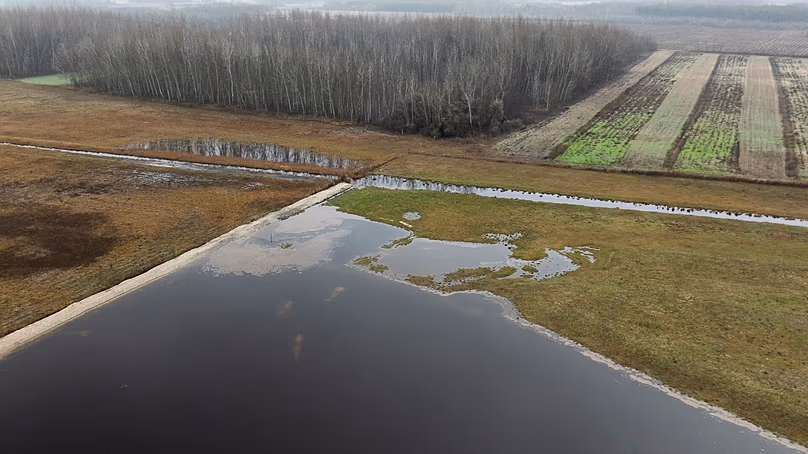 Elönt a víz egy területet és egy mesterséges tavat Kiskunmajsán, 2025. július 29-én. 