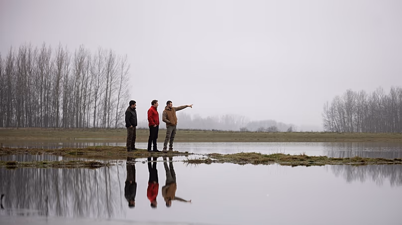 Egy mesterséges tó mellett beszélgetnek a vízvédők csoport tagjai Kiskunmajsán, 2025. december 12-én. 