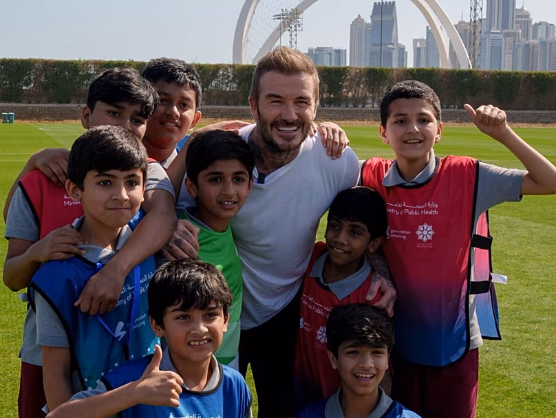 David Beckham dohában fotózkodik diákokkal