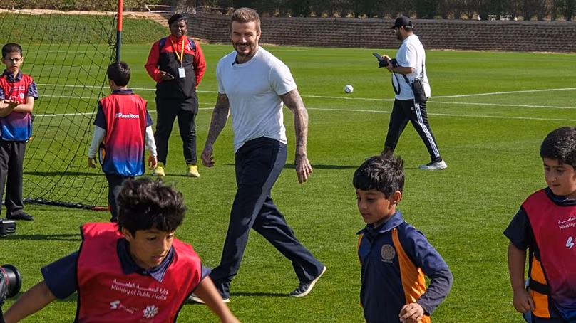 David Beckham diákokkal focizik Dohában