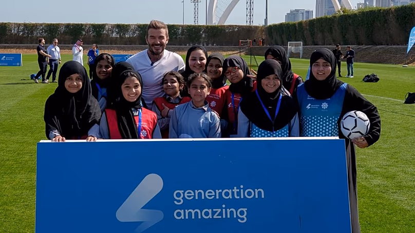 David Beckham dohában fotózkodik diákokkal