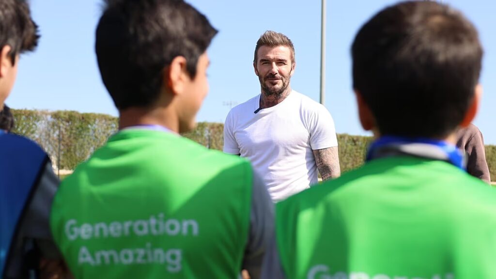 A „Bend It Like Beckham” valóban, ahogy a futballlegenda csatlakozik a diákokhoz a dohai pályán