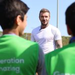 A „Bend It Like Beckham” valóban, ahogy a futballlegenda csatlakozik a diákokhoz a dohai pályán