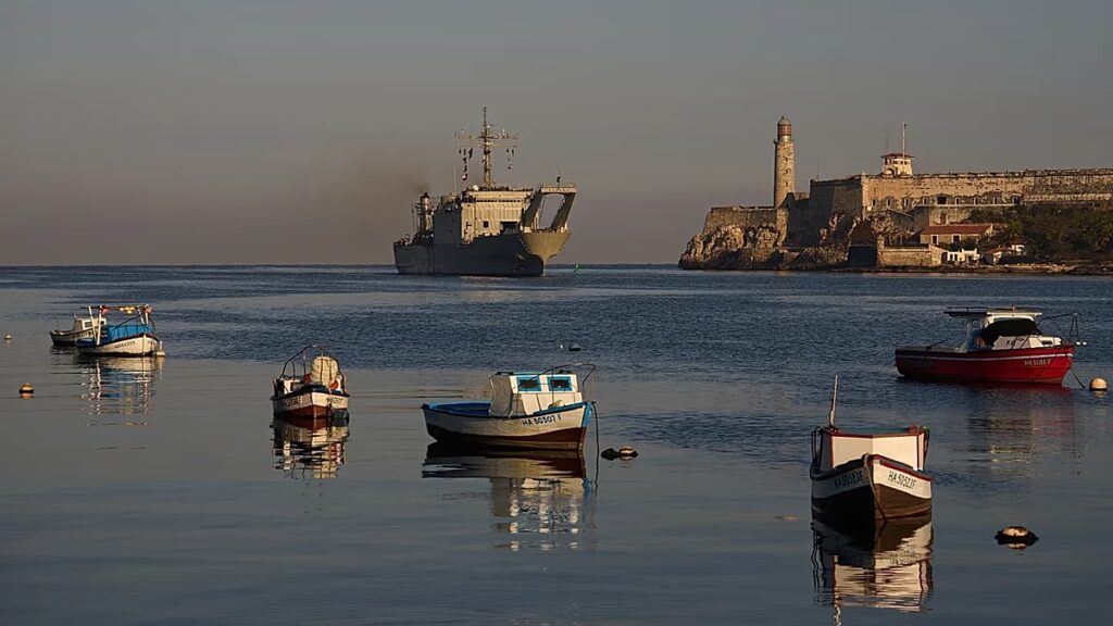 A mexikói haditengerészet humanitárius segélyt szállító hajói kikötnek Kubában, mivel az amerikai blokád energiaválságot robbant ki