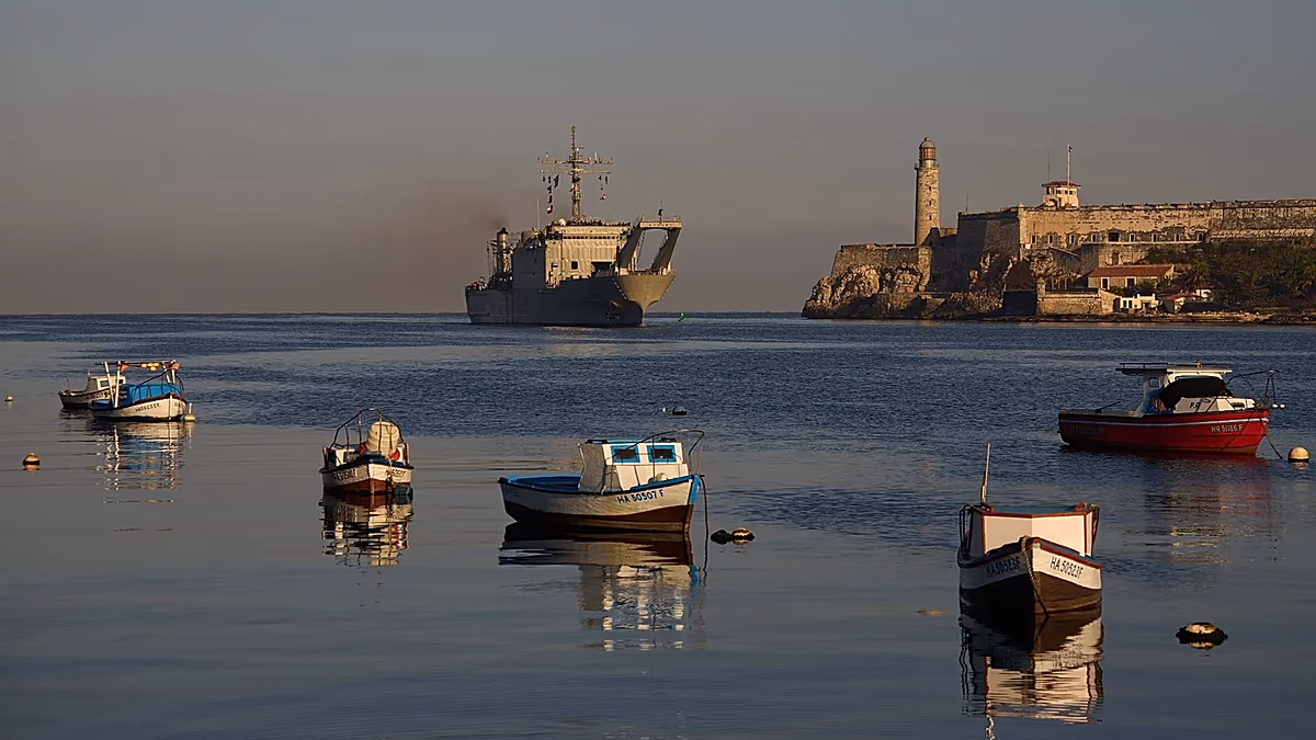 A mexikói haditengerészet humanitárius segélyt szállító hajói kikötnek Kubában, mivel az amerikai blokád energiaválságot robbant ki