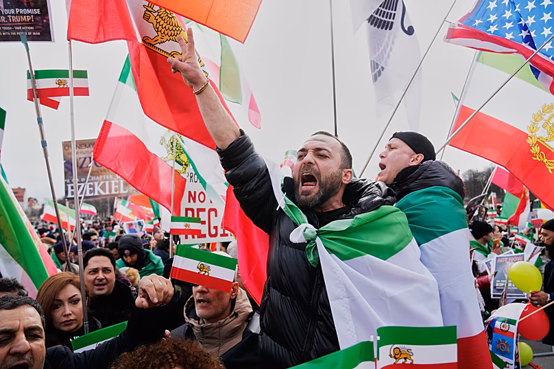 A száműzött iráni koronaherceg, Reza Pahlavi támogatói részt vesznek a müncheni biztonsági konferencia alatti tüntetésen Münchenben, 2026. február 14-én, szombaton.