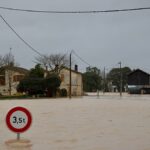 Franciaországban rekorderejű árvízriadó van érvényben, mivel a viharok halálos széllel sújtják Spanyolországot