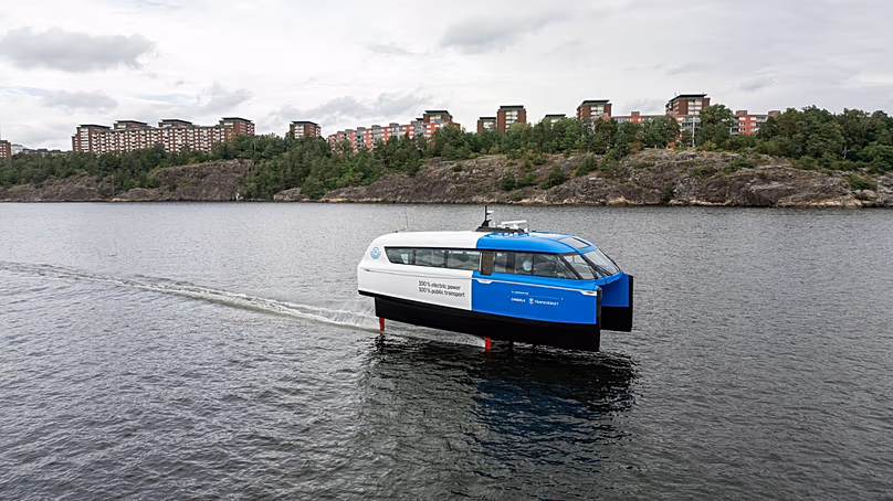 A hajótest alatti szénszálas fóliák a víz felszíne fölé emelik a csónakot, ahogy gyorsul.