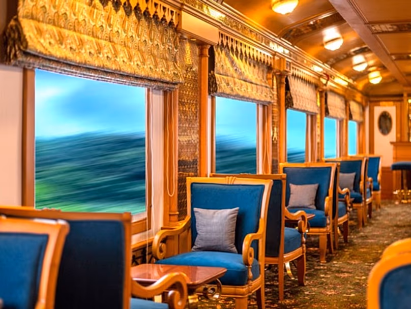 Egy társalgó kocsi a Deccan Odyssey vonaton