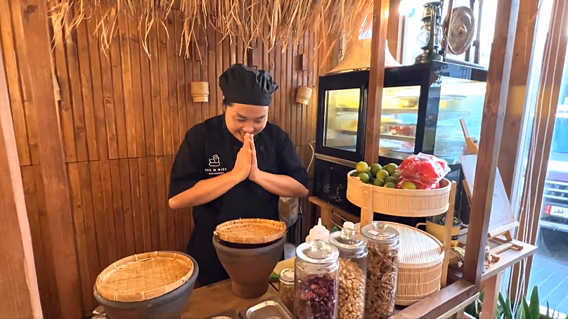 Meleg thai üdvözlés az étterem személyzetétől Dohában.