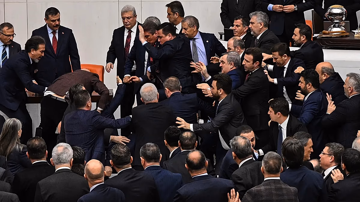 Verekedés tör ki a török ​​parlamentben a kabinet átalakítása során kinevezett igazságügyi miniszter miatt