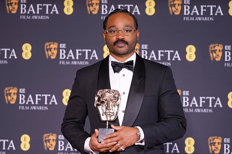 Ryan Coogler a „Sinners” eredeti forgatókönyvének díjával a 79. BAFTA-n Londonban 2026. február 22-én 