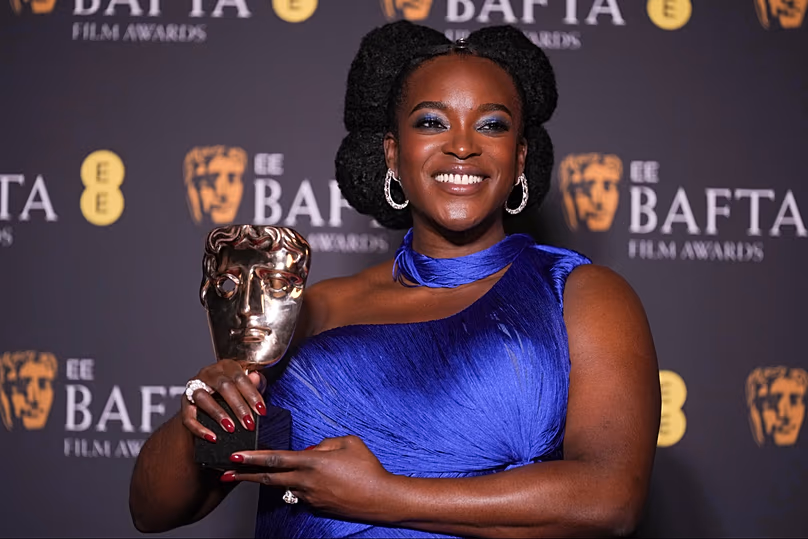 Wunmi Mosaku a „Bűnösök” című film mellékszereplőjének járó díjjal pózol a 79. BAFTA-n, 2026. február 22-én.