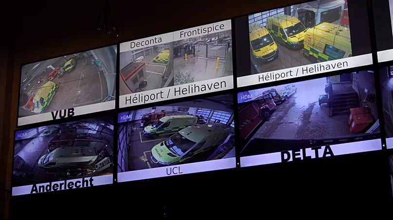 CCTV-felvételek mentőkről és tűzoltóautókról a brüsszeli segélyhívó központban, Brüsszel, Belgium, 2026. február 11.
