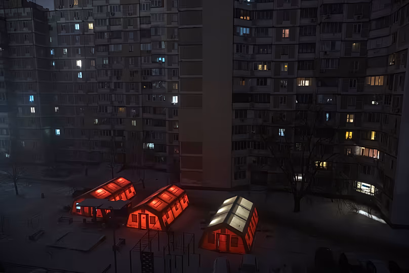 Sürgősségi sátrak Kijevben, ahol az emberek melegedhetnek az energiainfrastruktúra elleni rendszeres orosz légitámadások után, amelyek áram, víz és fűtés nélkül hagyják a lakosokat,