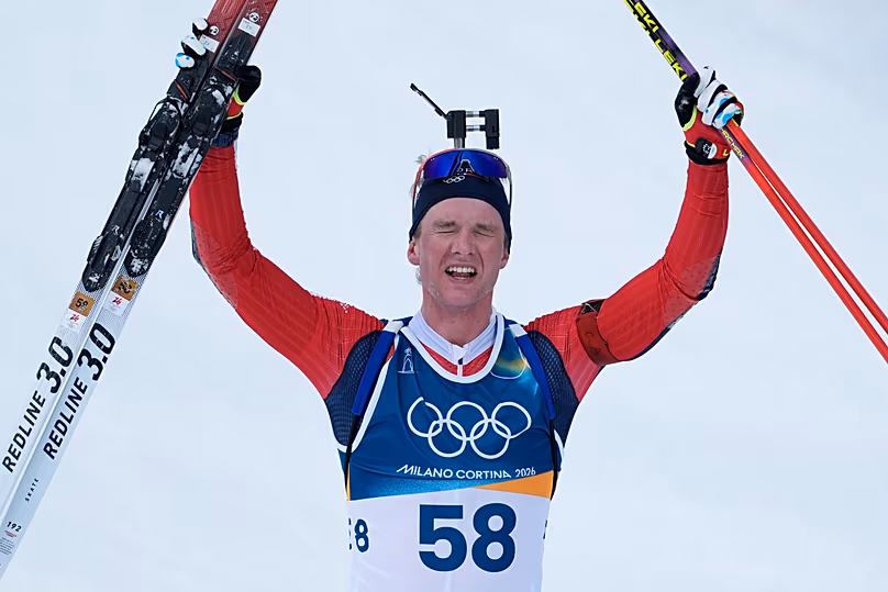 A norvég Johan-Olav Botn reagált, miután aranyat nyert a biatlon férfi 20 kilométeres egyéni versenyében a 2026-os téli olimpián Anterselvában, 2026. február 10.