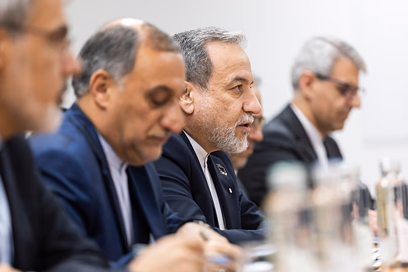 Abbas Araghchi iráni külügyminiszter beszédet mond a Svájc és Irán közötti kétoldalú találkozón Genfben, 2026. február 17-én, kedden.