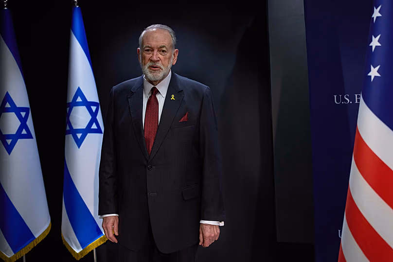 FÁJLÁS – Mike Huckabee, az Egyesült Államok izraeli nagykövete pózol egy fotóhoz egy jeruzsálemi interjú során, 2025. augusztus 20-án, szerdán