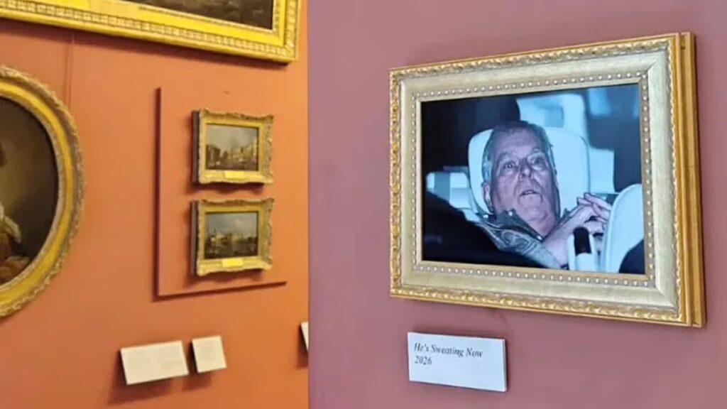 Andrew Mountbatten-Windsor letartóztatásáról készült fotót aktivisták tettek ki a Louvre-ban