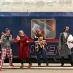 Az európaiak pizsamában fordulnak meg a vasútállomásokon, hogy tiltakozzanak a törölt éjszakai vonatok ellen