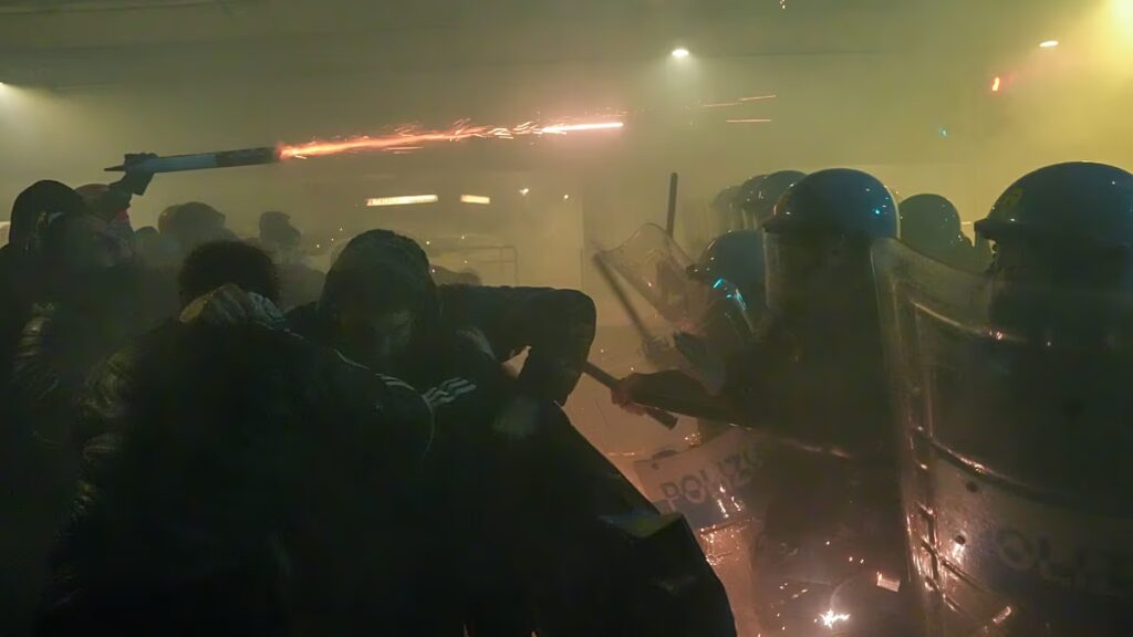 Az olasz rendőrség könnygázt vetett be, amikor a tüntetők összecsaptak a téli olimpia helyszínén