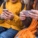 Biztonságosabb internet napja: Hogyan védhetik meg a szülők gyermekeiket a közösségi média betiltása nélkül