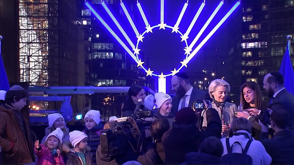 Von der Leyen „régi gonoszságnak” minősítette az antiszemitizmus felemelkedését a brüsszeli hanuka rendezvényen