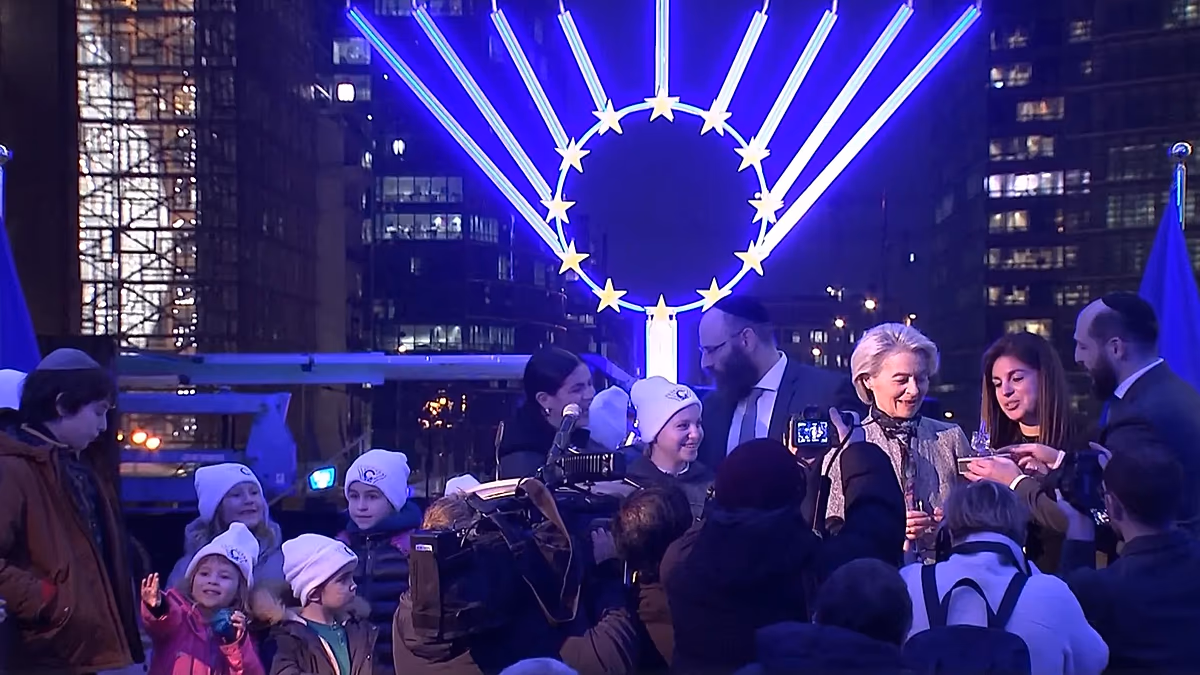 Von der Leyen „régi gonoszságnak” minősítette az antiszemitizmus felemelkedését a brüsszeli hanuka rendezvényen