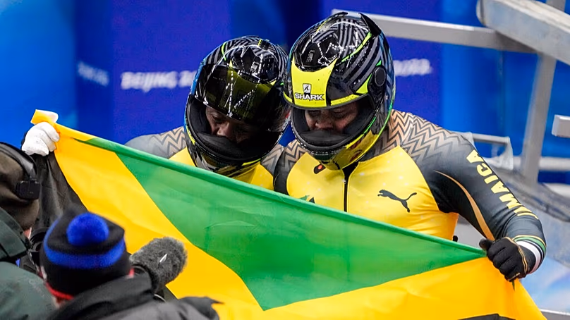 FÁJLÁS: A jamaicai Shanwayne Stephens és Nimroy Turgott a 2022-es téli olimpián, 2022. február 15-én, kedden, Pekingben ünnepel a 2 fős 3. előfutam után.