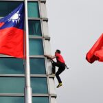 Alex Honnold amerikai sziklamászó kötelek nélkül ért fel a Taipei 101 felhőkarcoló tetejére