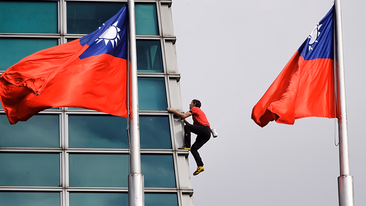 Alex Honnold amerikai sziklamászó kötelek nélkül ért fel a Taipei 101 felhőkarcoló tetejére