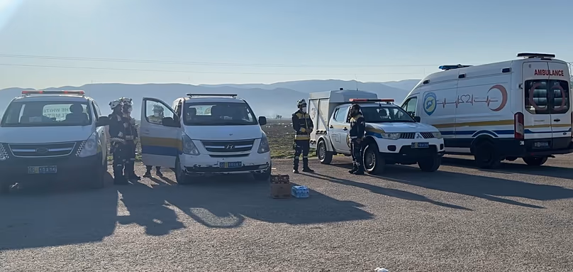 Az orvosi csapatok elsősegélyt és sürgős egészségügyi ellátást nyújtanak a szíriai hazatérőknek, miután 2026. március 3-án megérkeznek a libanoni Jussiyeh határátkelőhelyre.