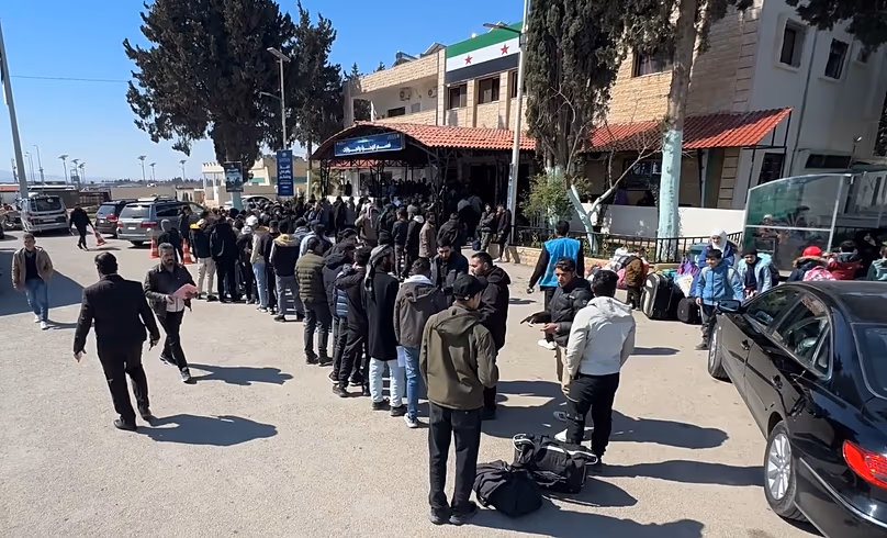   A Libanonból hazatérő szíriai családok hosszú sorai várják a sorukat, hogy beléphessenek a Jussiyeh határátkelő regisztrációs területére 2026. március 3-án 